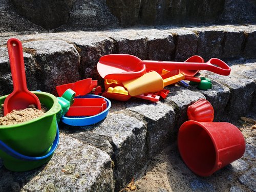 Sandspielgeräte auf Treppenstufen