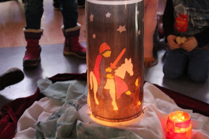 06IMG_8953_1200x800.jpg Martinslaterne auf dem Tisch, Kinder im Hintergrund