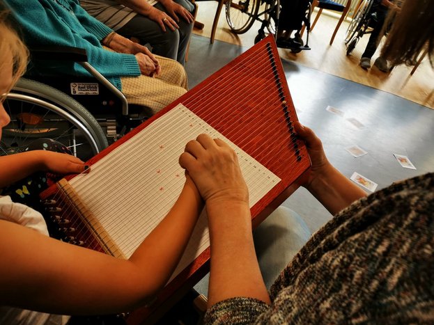 08Zauberharfe_1200x900.jpg kleine Harfe, Kind wird angeleitet zu spielen