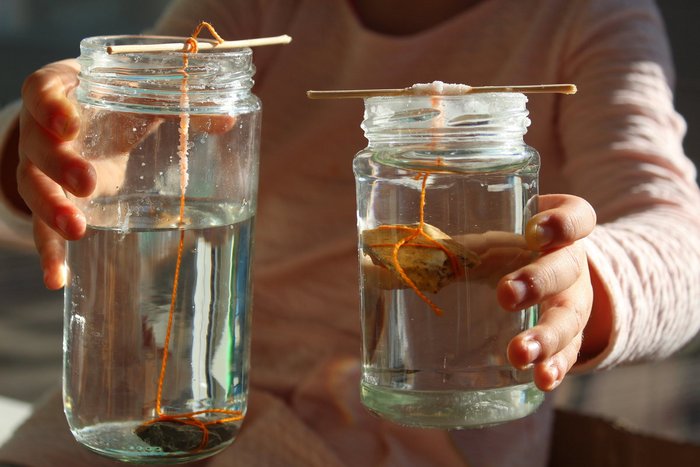 03Experimente_1200x800.jpg Gläser mit Fäden zum Kristallezüchten