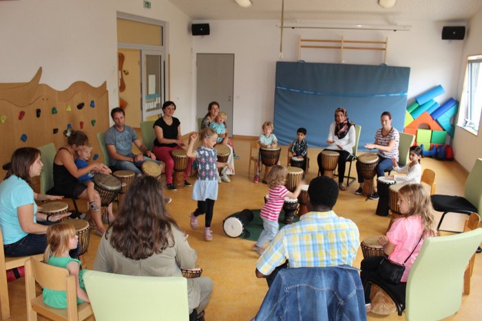 05IMG_7724_1200x800.jpg großer Stuhlkreis, alle haben Trommeln vor sich stehen