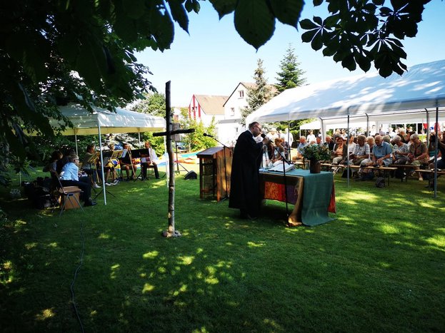 06Gemeinde_1200x900.jpg Gottesdienst, Altar von hinten, Gemeinde unterm Pavillon