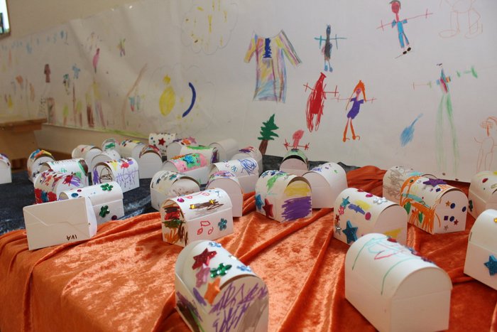 03IMG_8471_1200x800.jpg bunt gestaltete Schatzkisten auf einem Tisch präsentiert