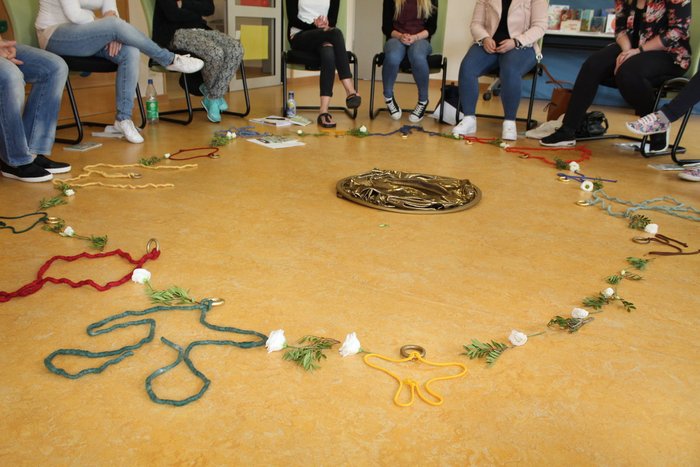 01IMG_0309_1200x800.jpg Sitzkreis um gestaltete Mitte