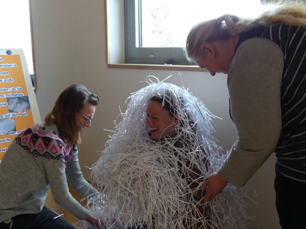 04Schemata13_1200x900.jpg Erzieherin unter eine Haufen vorn Reißwolfpapier