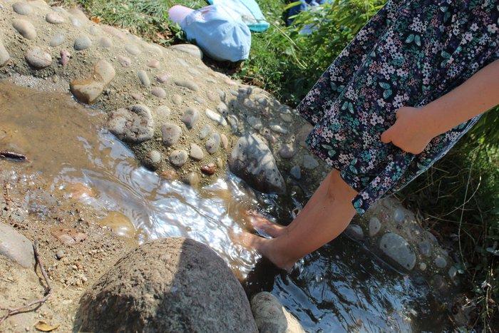 10IMG_4429_1200x800.jpg Kind steht barfuß in künstlichen Bachlauf