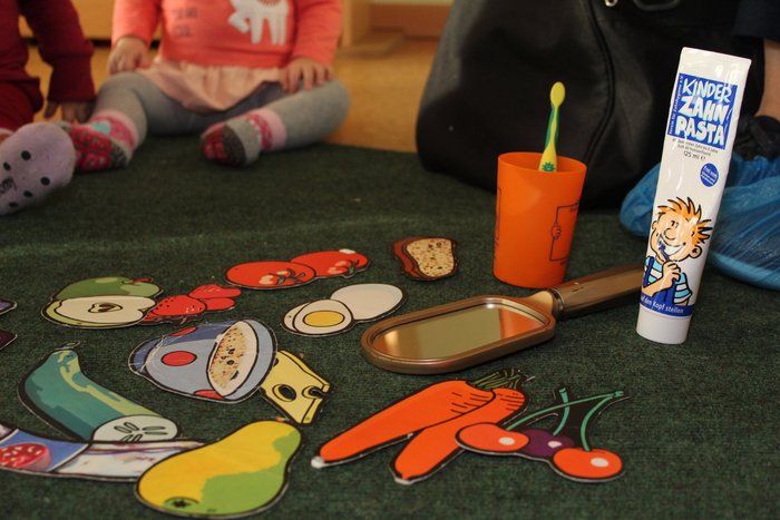 18IMG_6628_1200x800.jpg Essensbilder als kleine Tafeln, Zahnputzbecher, Zahnpaste