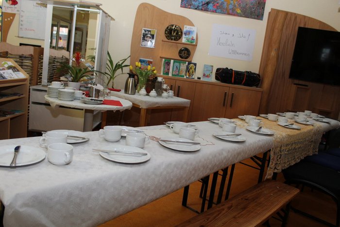 04IMG_2592_1200x800.jpg langer, gedeckter Frühstückstisch