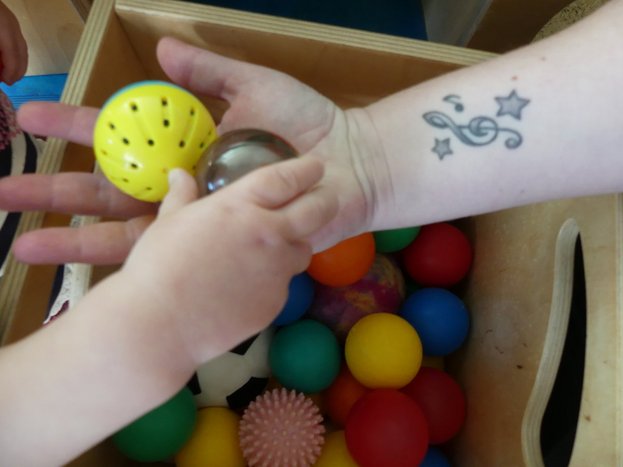 04P1010139_1200x900.jpg Hände mit Bällen