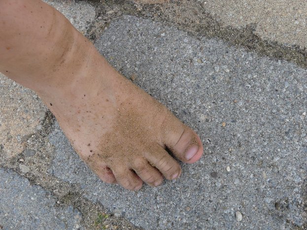 02Barfuss_1200x900.jpg nakter sandiger Konderfuß auf Steinplatte
