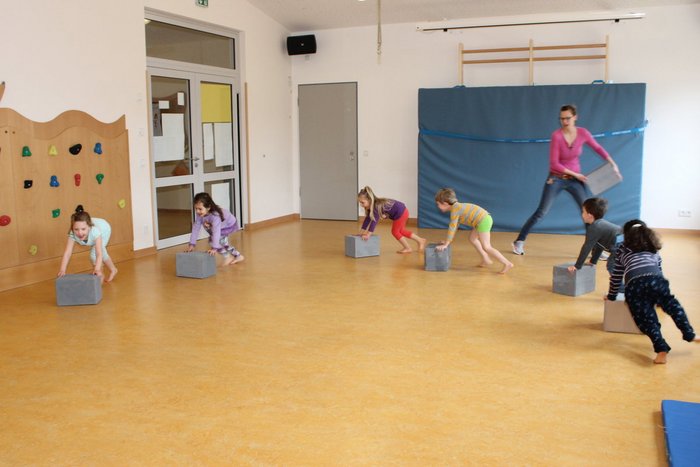 07IMG_5813_1200x800.jpg Turnraum mit tobenden Kindern