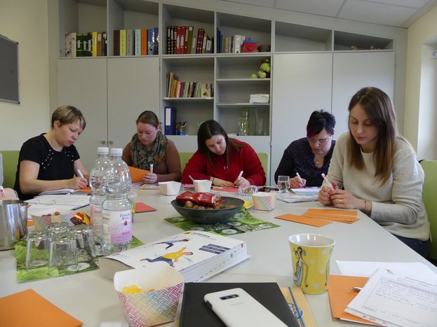 02P1000009_1200x900.jpg Arbeitsgruppe am Tisch