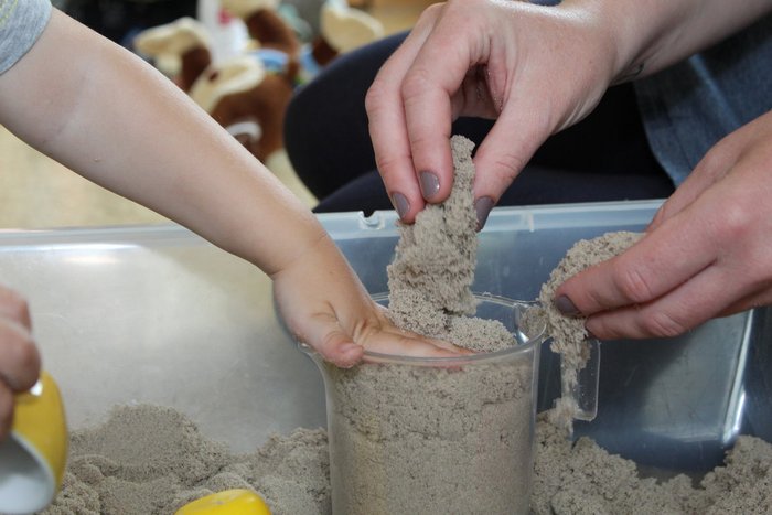 01matschen_1200x800.jpg Kinderhände in kinetischem Sand