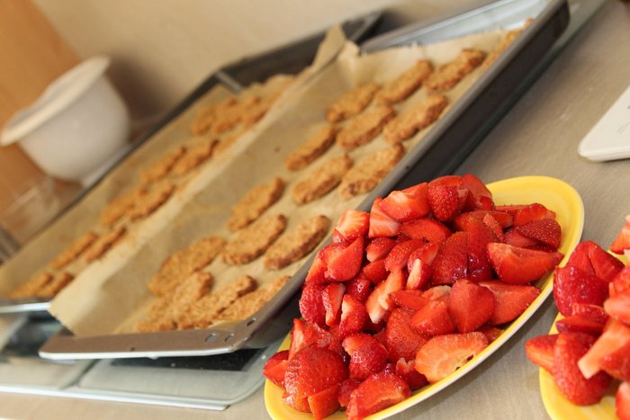 01Essen_80db1a884c.jpg Kekse und Erdbeeren