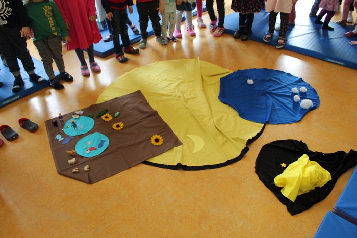 05IMG_9275_1200x800.jpg mit bunten Tüchern gestaltete Mitte