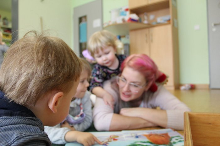 03IMG_1858_1200x800.jpg Kinder und Erzieherin