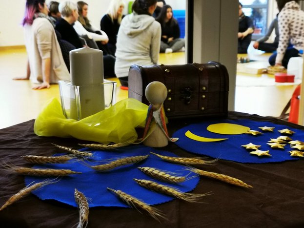 13IMG_20200124_1200x900.jpg gestalteter Tisch mit Kerze, Fischen, Schatzkiste, Sonne-Mond-Sterne