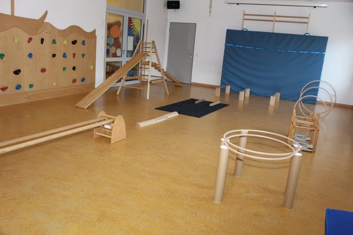 03Hengsetneberg_1200x800.jpg leerer Turnraum mit aufgebauten Gerätestationen