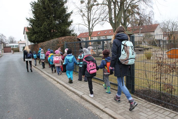 05Ausfluege_1200x800.jpg Kindergartengruppe auf dem Fußweg ungterwegs