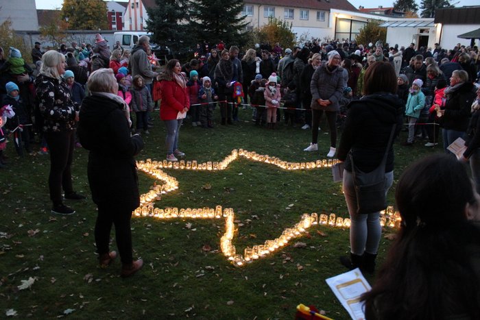 04IMG_8767_1200x800.jpg Stehkreis um eine aus 100ten Lichtern gebildeten Stern