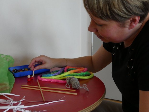 03Schemata10_1200x900.jpg Experimentaufbau mit Erzieherin