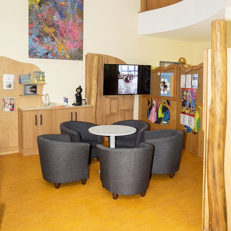 01Kita_Johannes_Vorsfelde_10x15_1200x1200.jpg gemütliche Sitzecke mit rundem Tisch